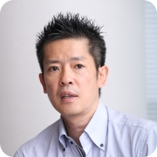 スーツ姿の瀬地山角氏の正面写真