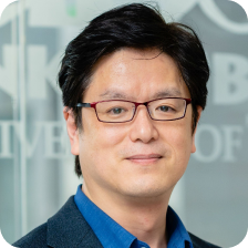 スーツ姿の竹内昌治氏の正面写真