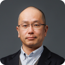 スーツ姿の戸谷友則氏の正面写真