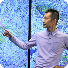 講演中の渡邉英徳氏の写真